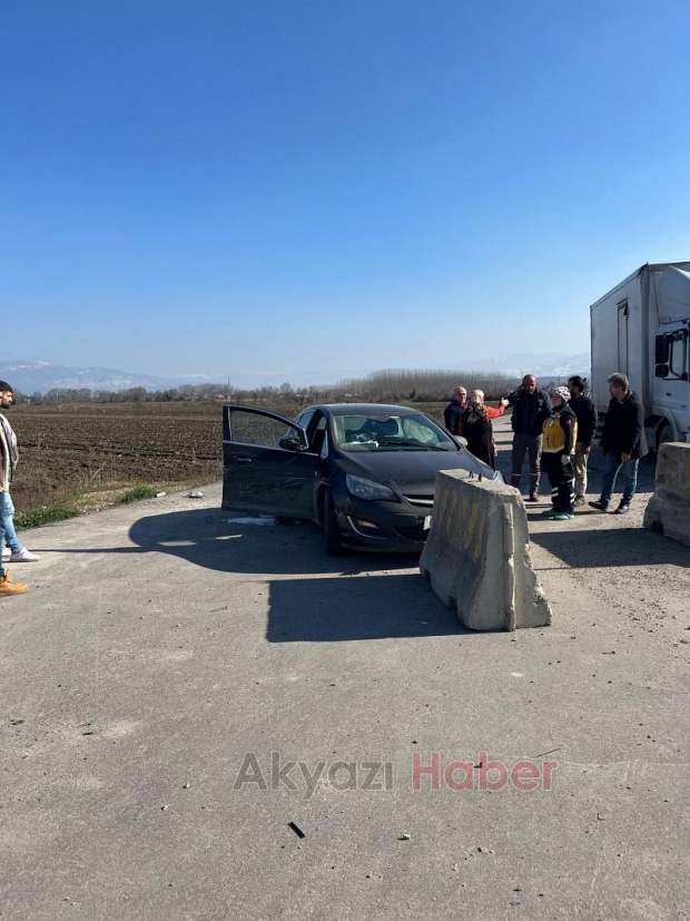 Otomobil beton bariyere çarptı: 2 yaralı