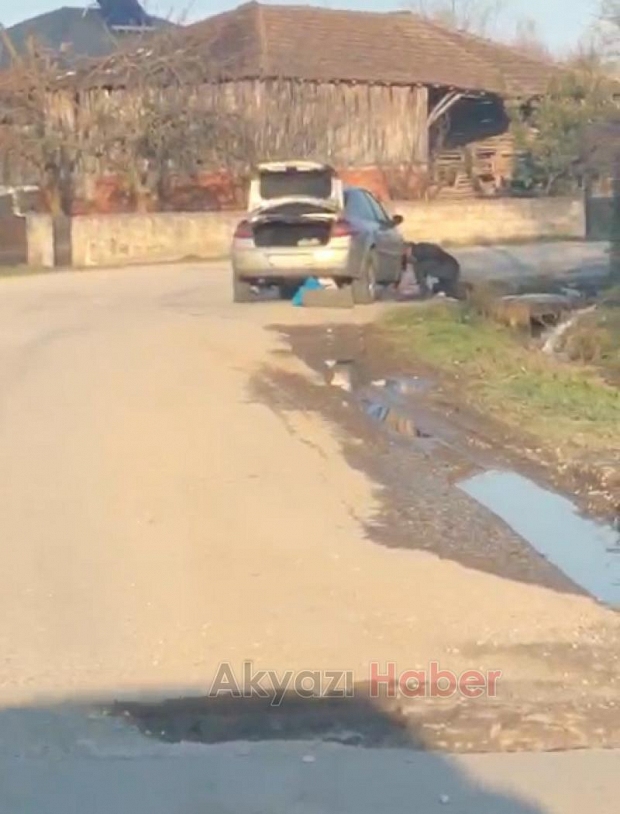 Akyazı'da çukura düşen bir otomobilin daha lastiği kesildi