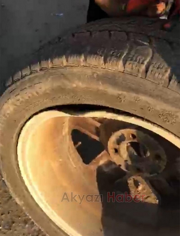 Akyazı'da çukura düşen bir otomobilin daha lastiği kesildi