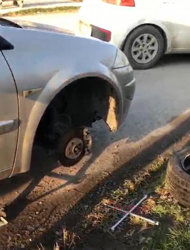 Akyazı'da çukura düşen bir otomobilin daha lastiği kesildi