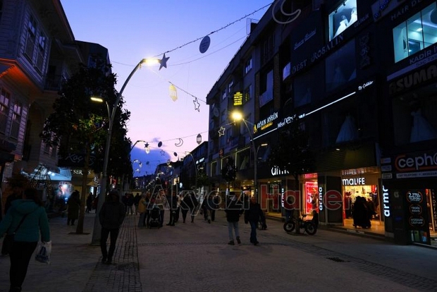 Çark Caddesi özel tasarımlı ışıklandırmalarla süsledi