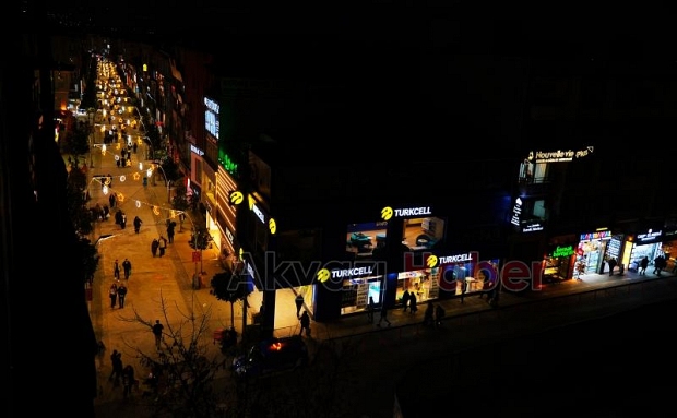 Çark Caddesi özel tasarımlı ışıklandırmalarla süsledi