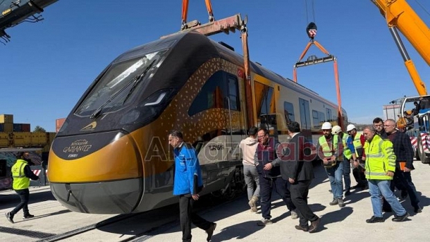 Sakarya'da üretilen ilk milli tren seti Gaziantep'te raylara indi