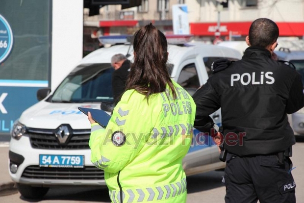 Akyazı Polisi, Trafikteki Disiplini Sağlamak İçin Görev Başında