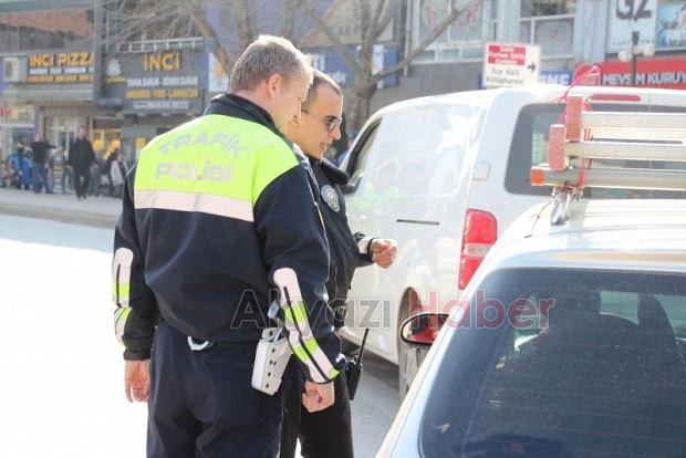 Akyazı Polisi, Trafikteki Disiplini Sağlamak İçin Görev Başında