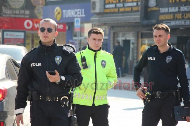 Akyazı Polisi, Trafikteki Disiplini Sağlamak İçin Görev Başında
