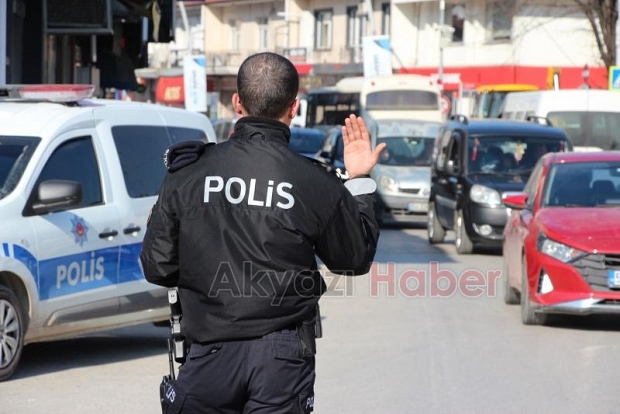 Akyazı Polisi, Trafikteki Disiplini Sağlamak İçin Görev Başında