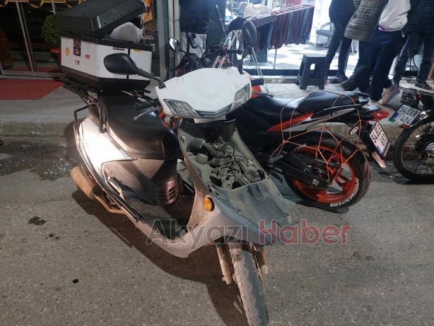 Caddede motosikletliler çarpıştı