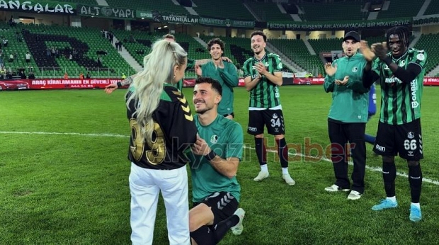 Maç sonu sahada evlilik teklifi