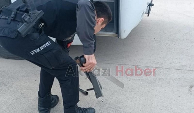 Taraftarlar satır ve döner bıçakları ile yakalandı