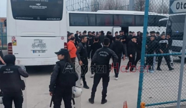 Taraftarlar satır ve döner bıçakları ile yakalandı