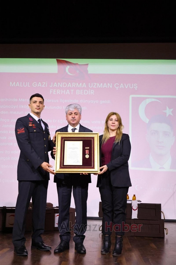 Sakarya'da şehit ailesi ve gazilere düzenlenen törenle devlet övünç madalyası verildi