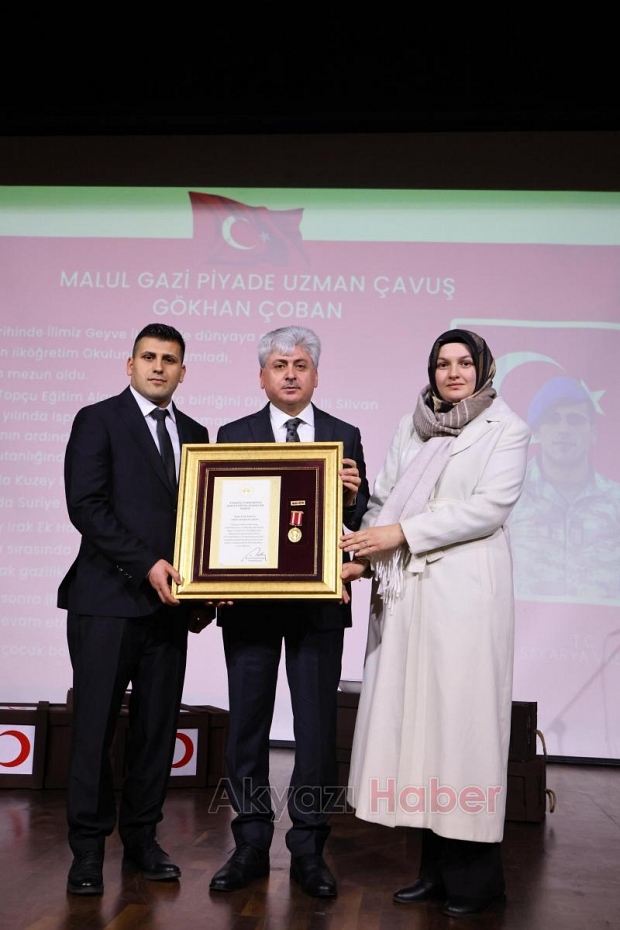 Sakarya'da şehit ailesi ve gazilere düzenlenen törenle devlet övünç madalyası verildi