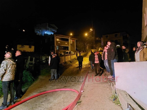 Samanların olduğu evin çatısı alev alev yandı