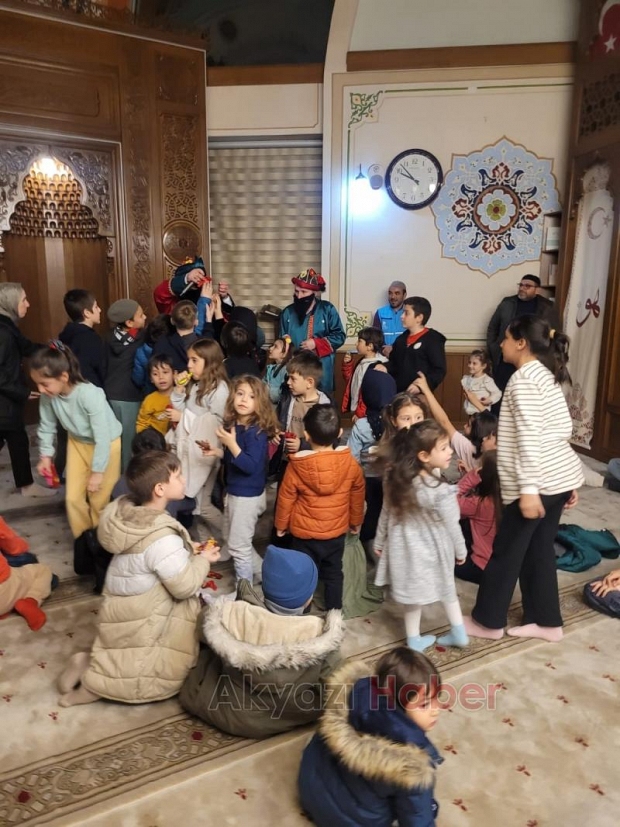 Akyazı Akşemsettin Camii’nde çocuklar için Ramazan dolayısıyla etkinlikler düzenlendi.