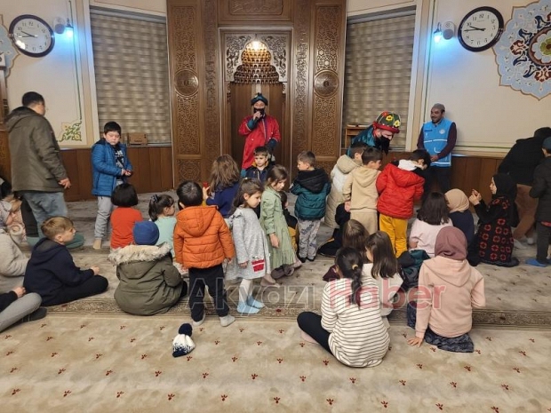 Akyazı Akşemsettin Camii’nde çocuklar için Ramazan dolayısıyla etkinlikler düzenlendi.