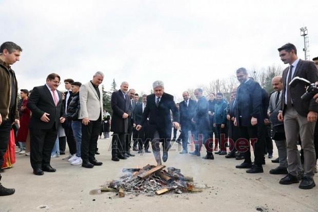 SAÜ'de nevruz ateşi yakıldı