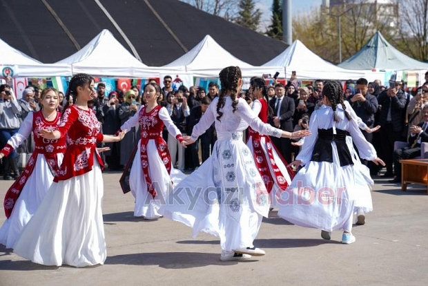 SAÜ'de nevruz ateşi yakıldı