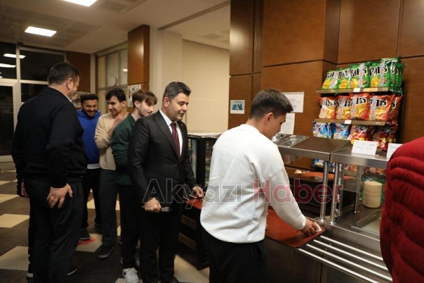 Bakan Yardımcısından Akyazı'da sahur ziyareti
