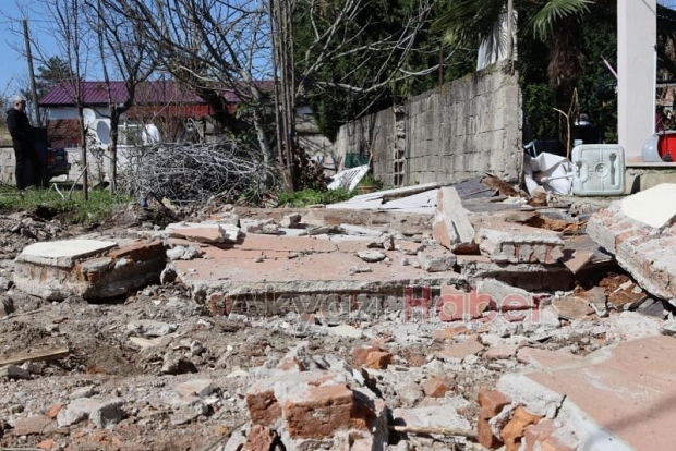 Yıkılan duvarın altında kalarak hayatını kaybetti