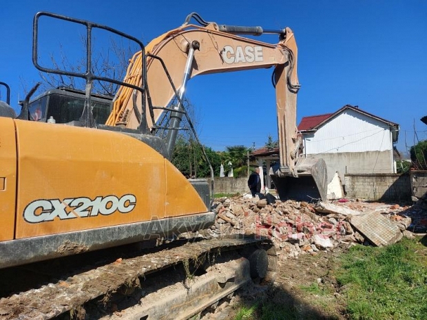 Yıkılan duvarın altında kalarak hayatını kaybetti