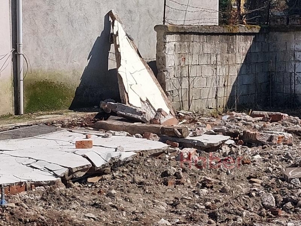 Yıkılan duvarın altında kalarak hayatını kaybetti