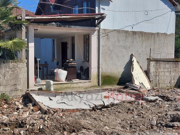 Yıkılan duvarın altında kalarak hayatını kaybetti