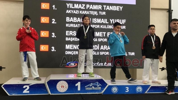 Akyazılı karateciler madalyaları topladı
