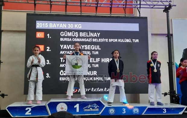 Akyazılı karateciler madalyaları topladı