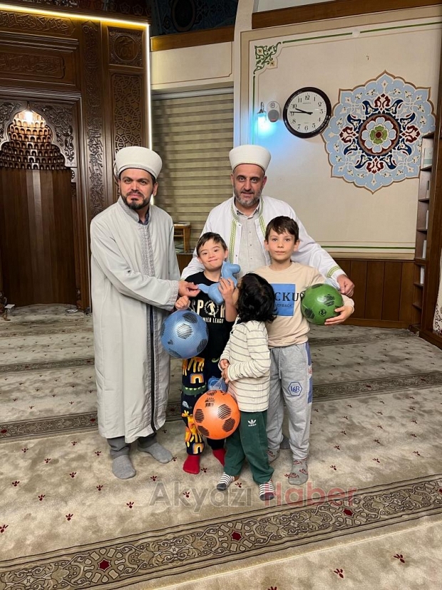 Akşemsettin Camii'nde camiye gelen çocuklara hediyeler verildi