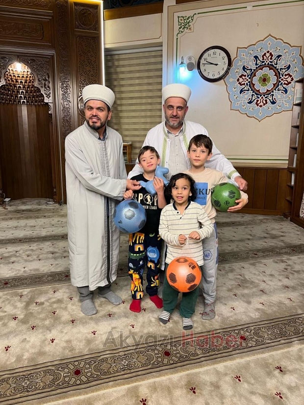 Akşemsettin Camii'nde camiye gelen çocuklara hediyeler verildi