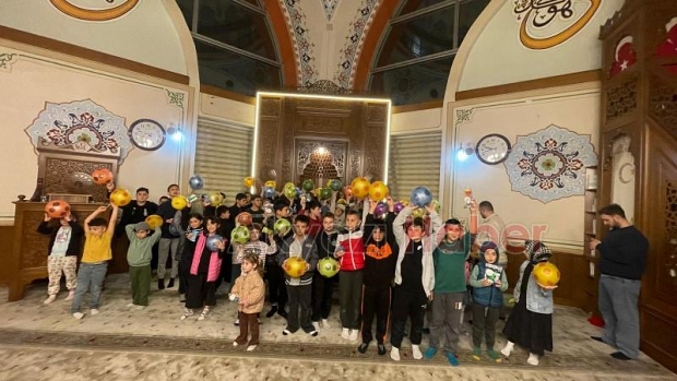 Akşemsettin Camii'nde camiye gelen çocuklara hediyeler verildi