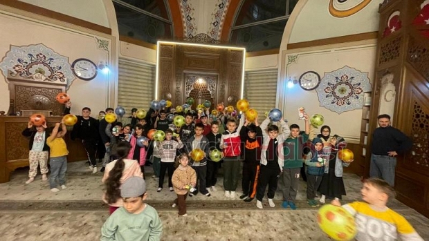 Akşemsettin Camii'nde camiye gelen çocuklara hediyeler verildi