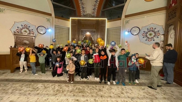 Akşemsettin Camii'nde camiye gelen çocuklara hediyeler verildi