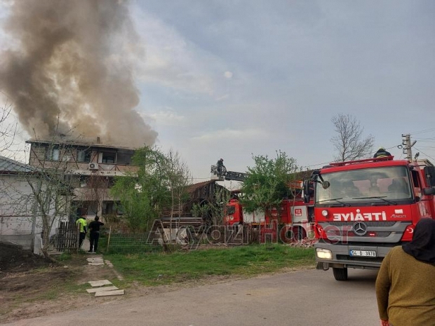 Akyazı'da 3 katlı binada yangın
