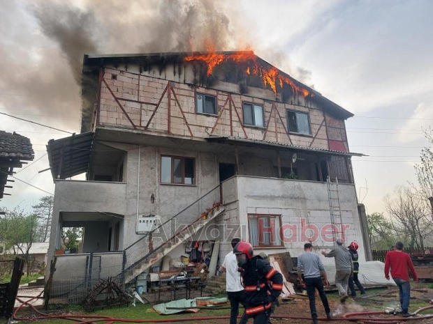 Akyazı'da 3 katlı binada yangın