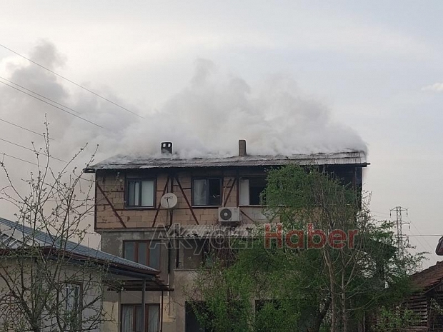 Akyazı'da 3 katlı binada yangın