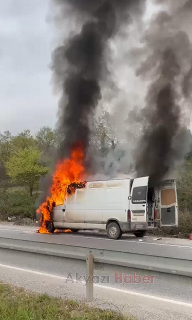 Mobilya malzemesi yüklü minibüs alev alev yandı