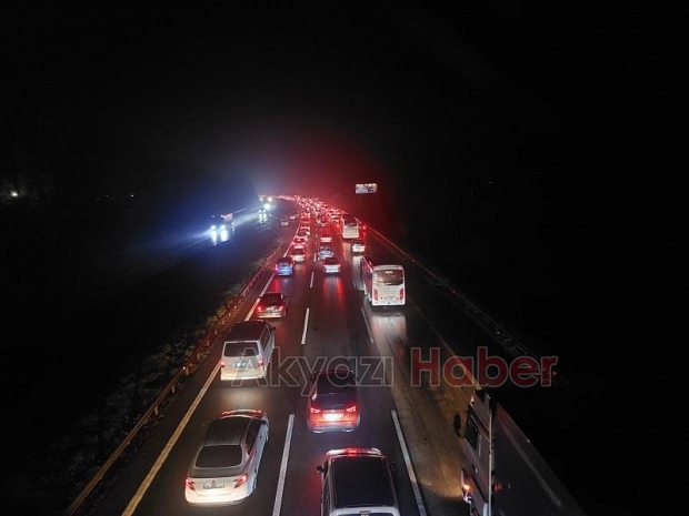 Tatilciler Sakarya geçişinde kilometrelerce araç kuyruğu oluşturdu