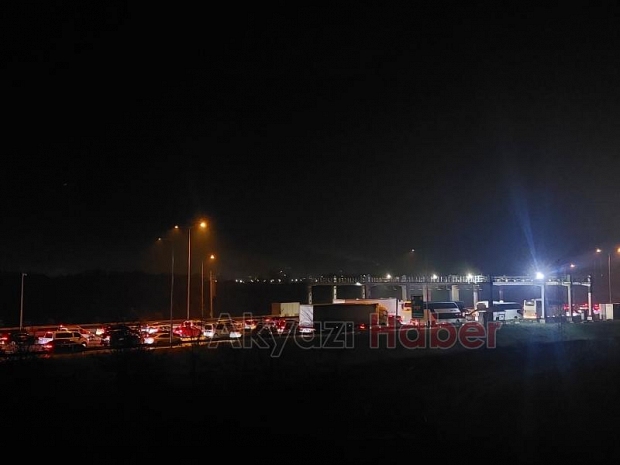 Tatilciler Sakarya geçişinde kilometrelerce araç kuyruğu oluşturdu