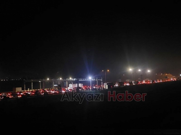 Tatilciler Sakarya geçişinde kilometrelerce araç kuyruğu oluşturdu
