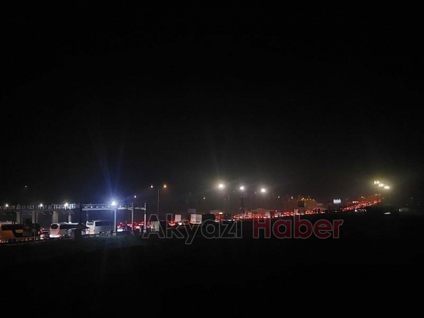 Tatilciler Sakarya geçişinde kilometrelerce araç kuyruğu oluşturdu