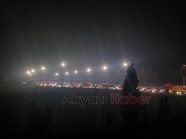 Tatilciler Sakarya geçişinde kilometrelerce araç kuyruğu oluşturdu