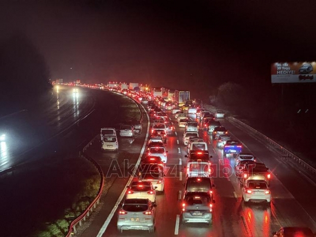 Tatilciler Sakarya geçişinde kilometrelerce araç kuyruğu oluşturdu