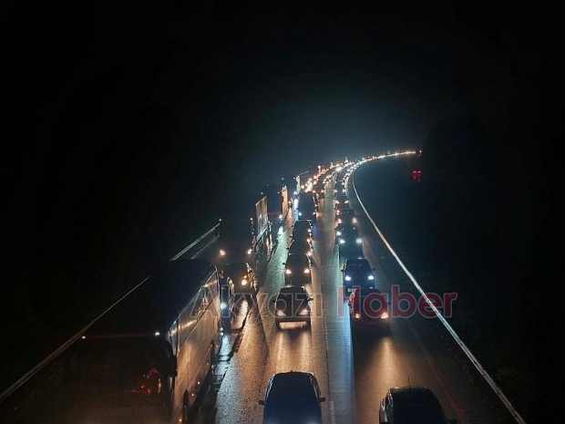 Tatilciler Sakarya geçişinde kilometrelerce araç kuyruğu oluşturdu