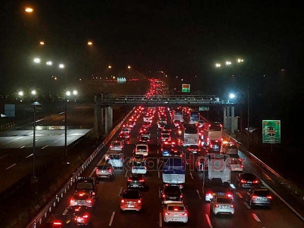 Tatilciler Sakarya geçişinde kilometrelerce araç kuyruğu oluşturdu