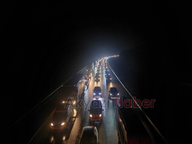 Tatilciler Sakarya geçişinde kilometrelerce araç kuyruğu oluşturdu