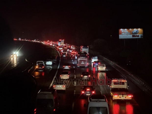 Tatilciler Sakarya geçişinde kilometrelerce araç kuyruğu oluşturdu