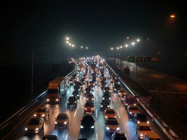 Tatilciler Sakarya geçişinde kilometrelerce araç kuyruğu oluşturdu
