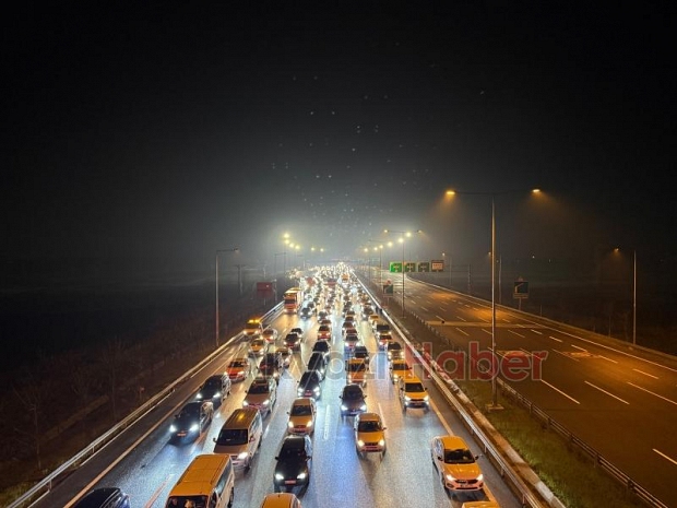 Tatilciler Sakarya geçişinde kilometrelerce araç kuyruğu oluşturdu